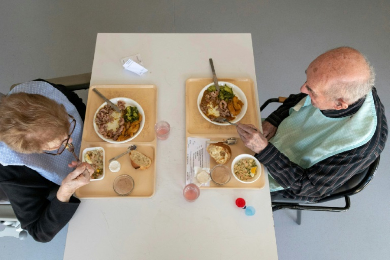 Deux pensionnaires déjeunent, le 23 mars 2022, à l'Ehpad public "Pays Vert" à Mauriac (Cantal), qui a mis en place un dispositif pour scruter ce qui est mangé chaque jour par les résidents et lutter ainsi contre la dénutrition © Thierry ZOCCOLAN