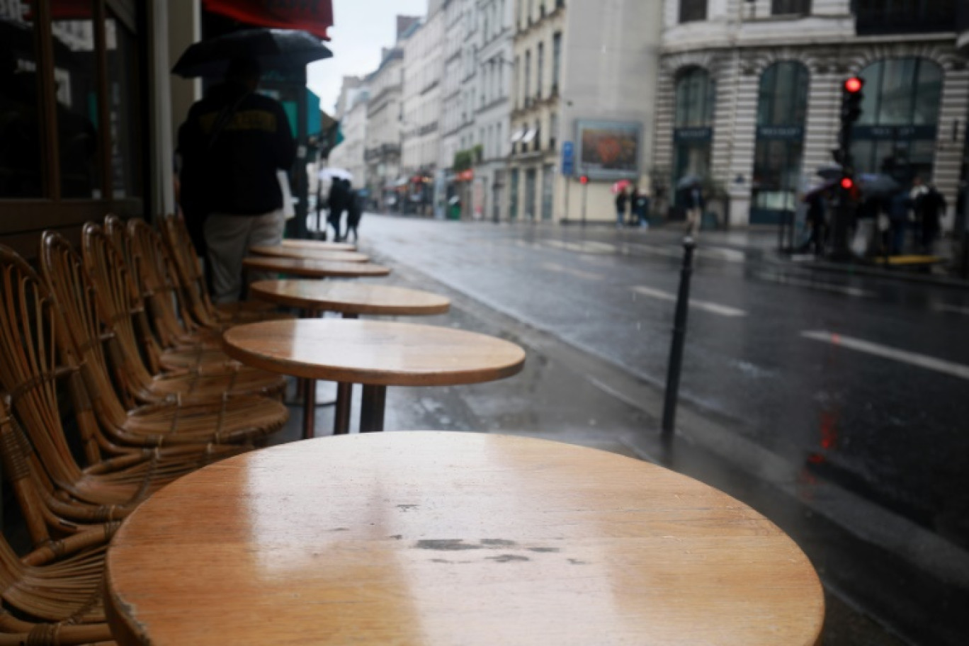 Une terrasse déserte sous la pluie, le 30 mai 2024 à Paris © Sami KARAALI