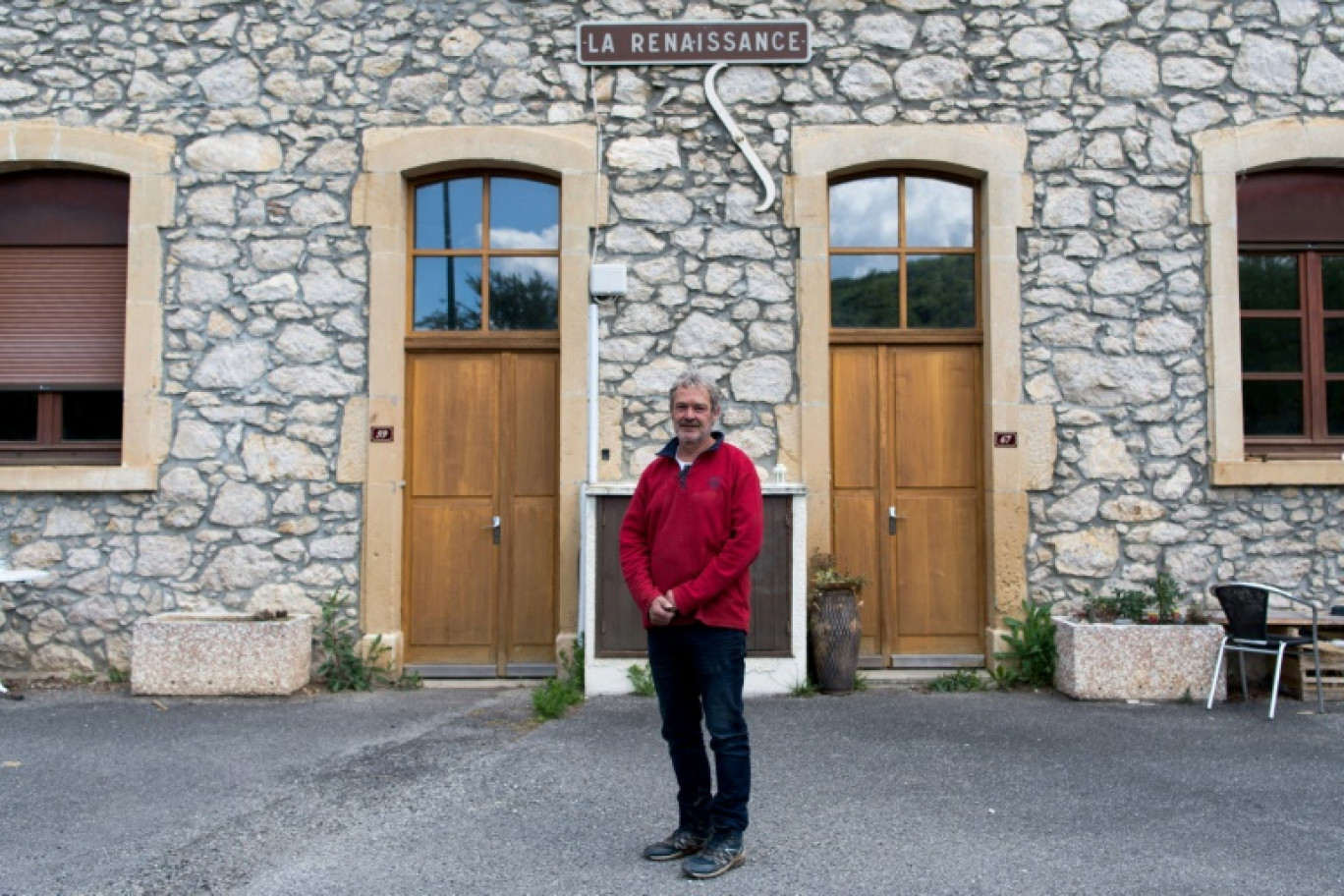 Le maire de Montardit, Eric Couzinet, devant une maison avec des entrées numérotées, le 31 mai 2024 en Ariège © Matthieu RONDEL