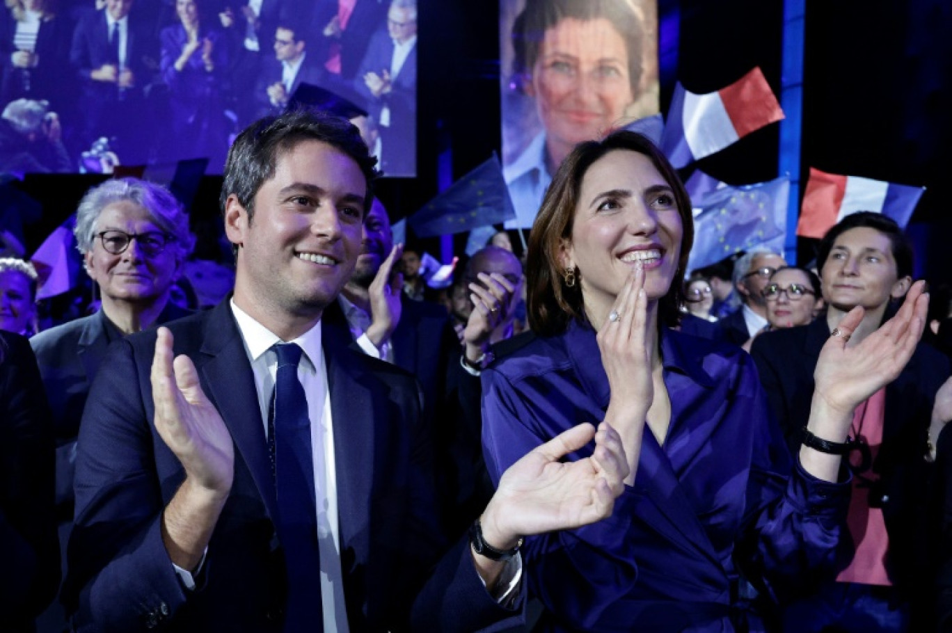 Le Premier ministre Gabriel Attal et la tête de liste de la majorité présidentielle Valérie Hayer, lors d'un en meeting à Aubervilliers, en Seine-Saint-Denis, le 1er juin 2024 © STEPHANE DE SAKUTIN