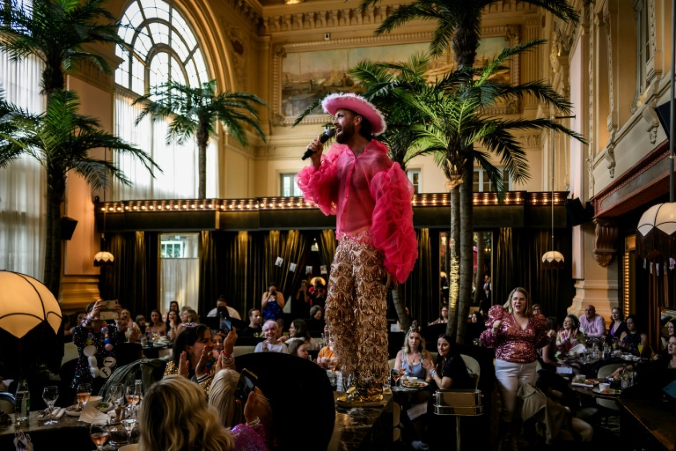 Des fans de la chanteuse américaine Taylor Swift lors d'un "drag brunch" à Lyon, le 2 juin 2024 © JEFF PACHOUD