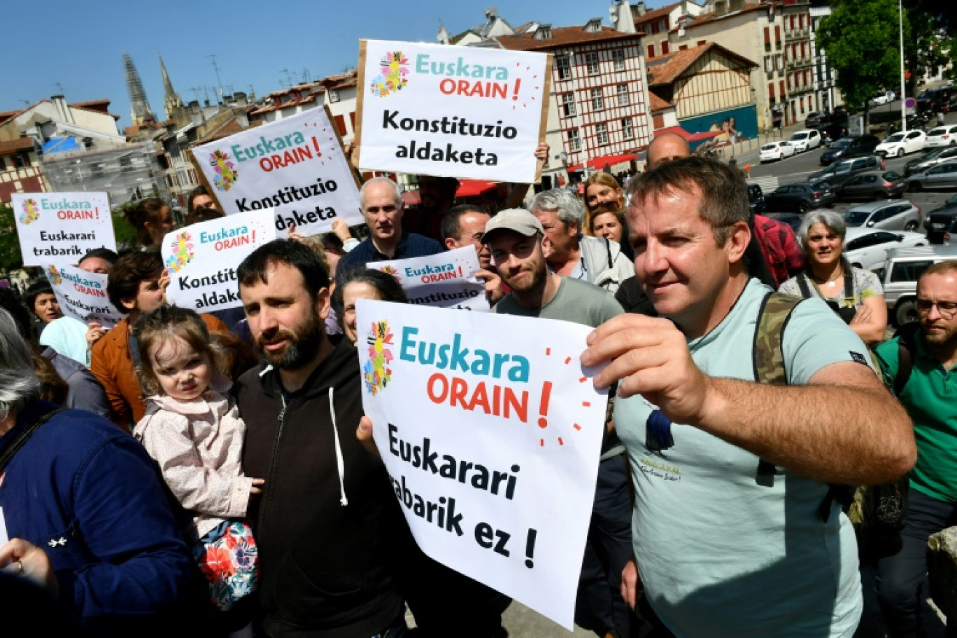 Manifestation de défenseurs des langues régionales pour faire modifier la Constitution et assurer une "sécurité juridique des langues minorisées", le 1er juin 2024 à Bayonne © GAIZKA IROZ