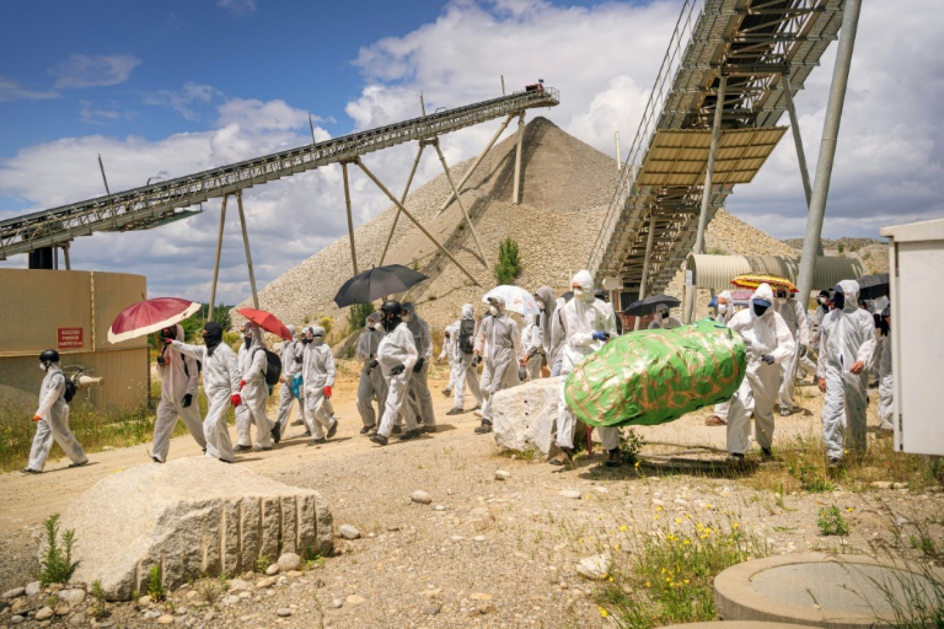 Des militants écologistes de l'organisation Extinction rébellion et de collectifs locaux lors d'une action dans une gravière pour protester contre l'exploitation du site, selon eux, dangereuse pour l'environnement, le 1er juin 2024 au Vernet, en Ariège © Idriss Bigou-Gilles