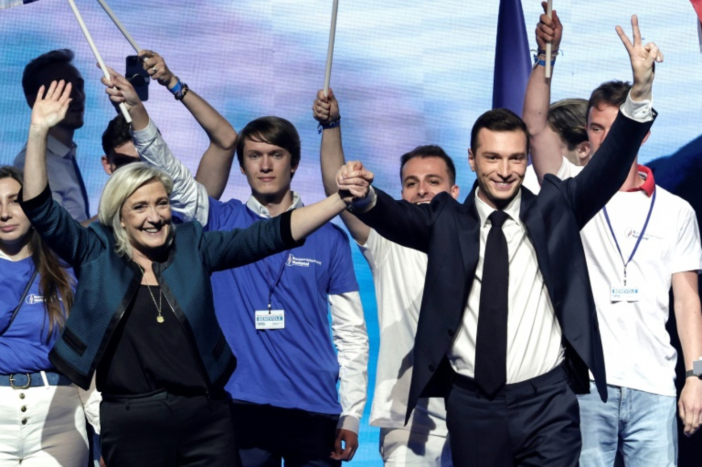 Jordan Bardella (d), tête de liste du RN aux européennes, et Marine Le Pen à l'issue d'un meeting de campagne, le 2 juin 2024 à Paris © STEPHANE DE SAKUTIN