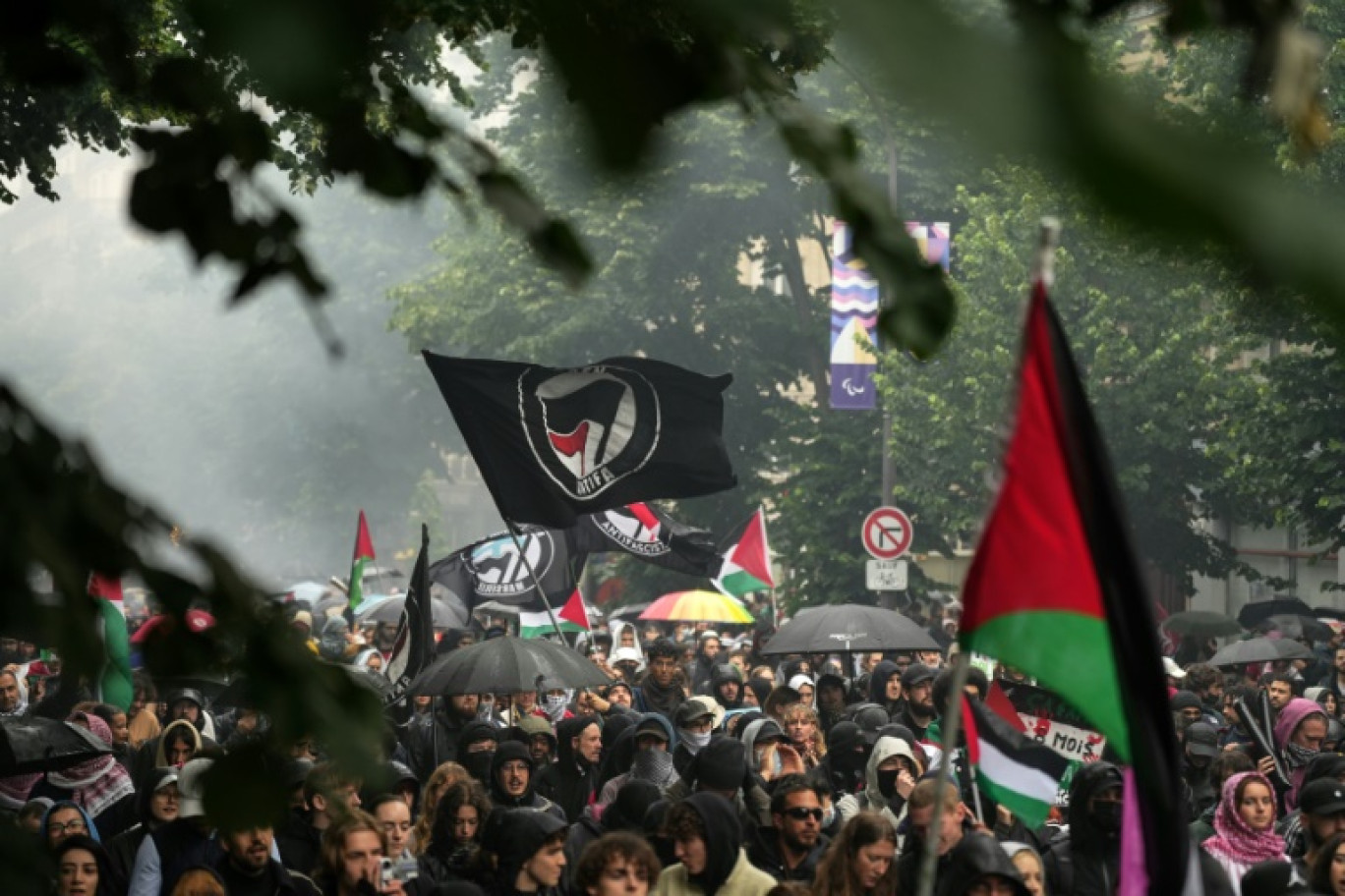 Des milliers de personnes défilent à Paris en hommage au militant d'ultragauche Clément Méric tué il y a dix ans, en soutien aux peuples palestinien et kanak, le 1er juin 2024 © Zakaria ABDELKAFI