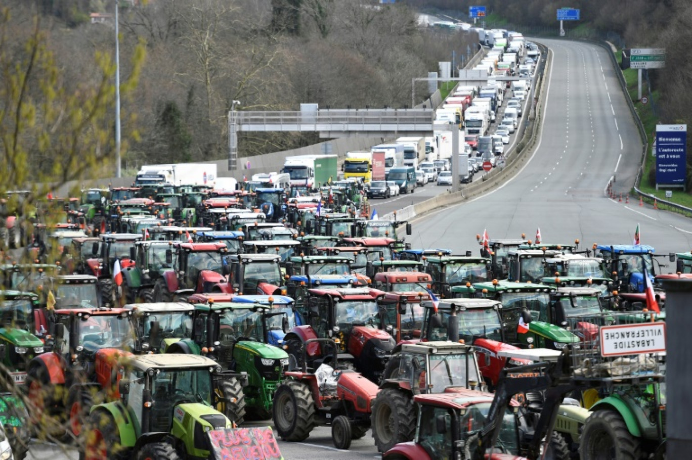 Des agriculteurs bloquent avec leurs tracteurs la frontière franco-espagnole, le 3 juin 2024 à Biriatou, dans les Pyrénées-Orientales © GAIZKA IROZ