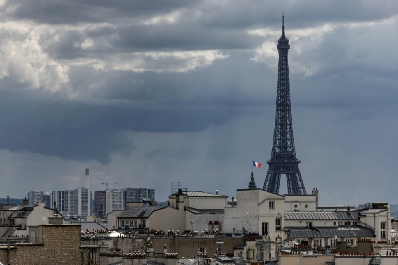 Les trois personnes soupçonnées d'avoir déposés cinq cercueils samedi au pied de la tour Eiffel ont été déférées au palais de justice dimanche soir en vue d'une ouverture d’information judiciaire lundi © JOEL SAGET