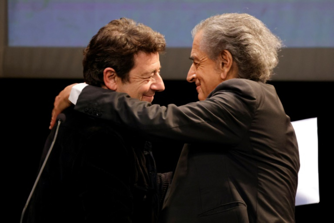 Le chanteur Patrick Bruel et le philosophe Bernard-Henri Levy pendant une soirée de mobilisation contre l'antisémitisme, au théâtre Antoine, à Paris, le 3 juin 2024 © GEOFFROY VAN DER HASSELT