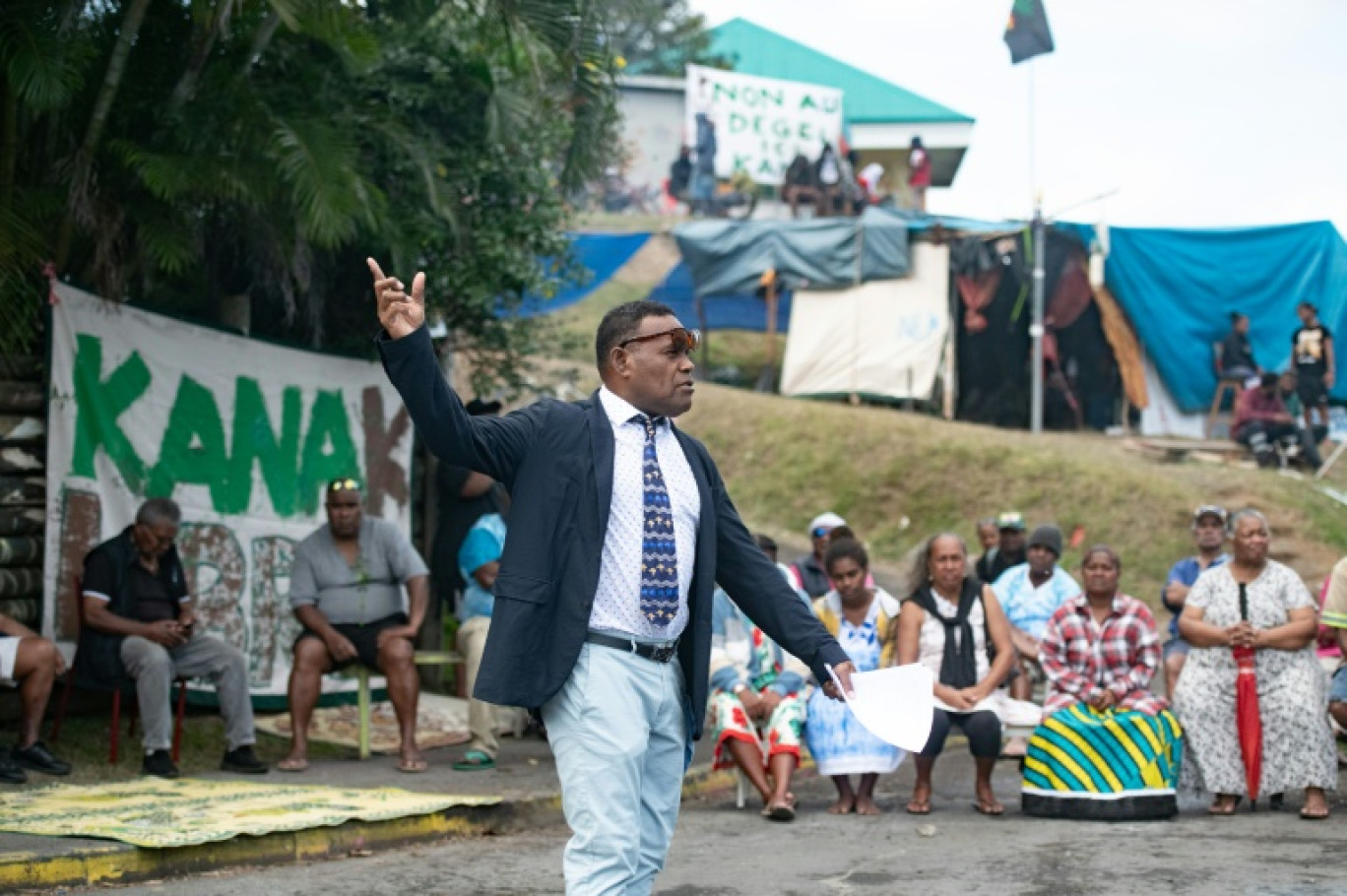 Le pasteur Laxa Wejieme célèbre une messe sur un barrage à Dumbéa, le 2 juin 2024 en Nouvelle-Calédonie © Delphine Mayeur