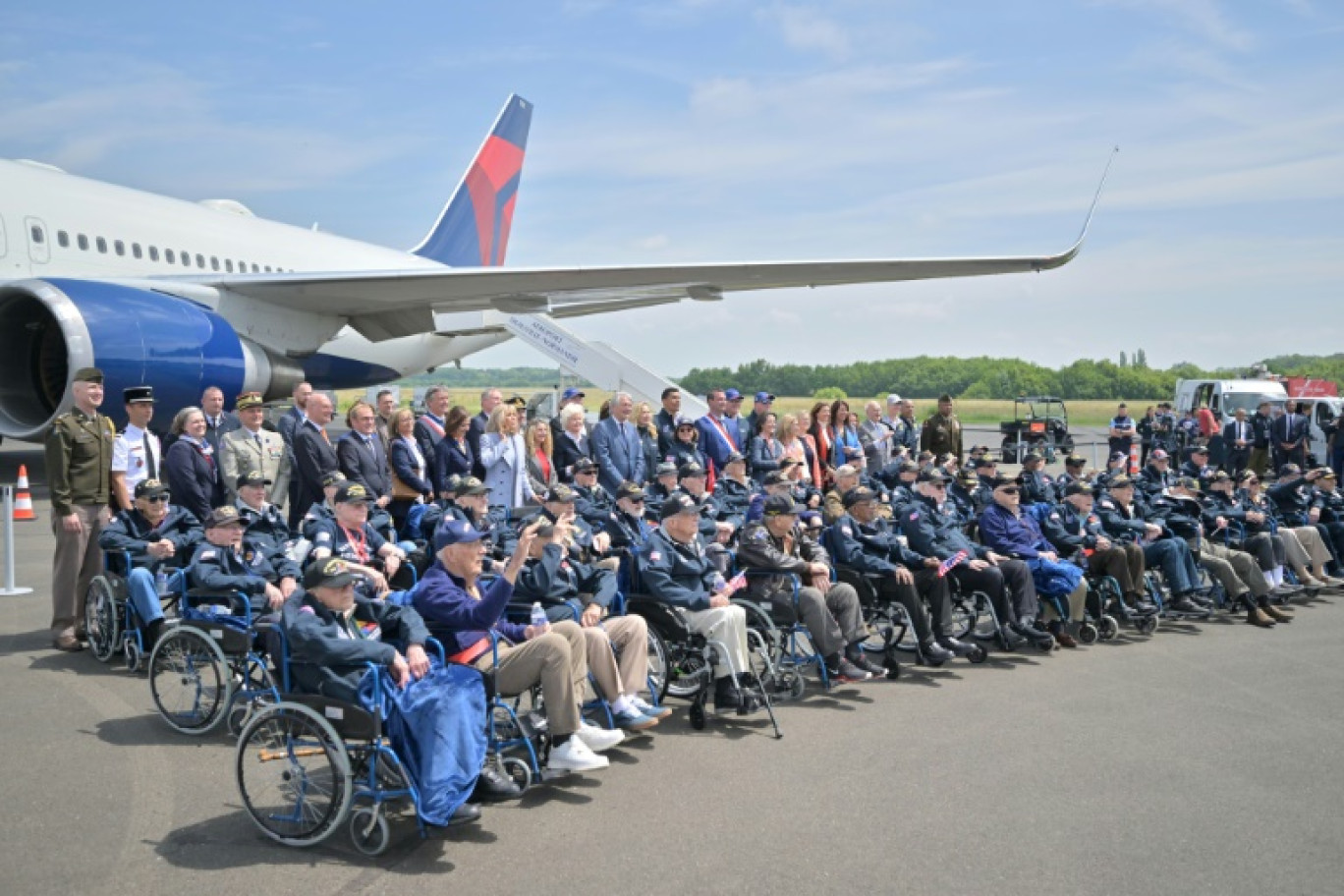 Arrivée d'une cinquantaine de vétérans américains à l'aéroport de Deauville, à Saint-Gatien-des-Bois, dans le Calvados, le 3 juin 2024 © Lou Benoist