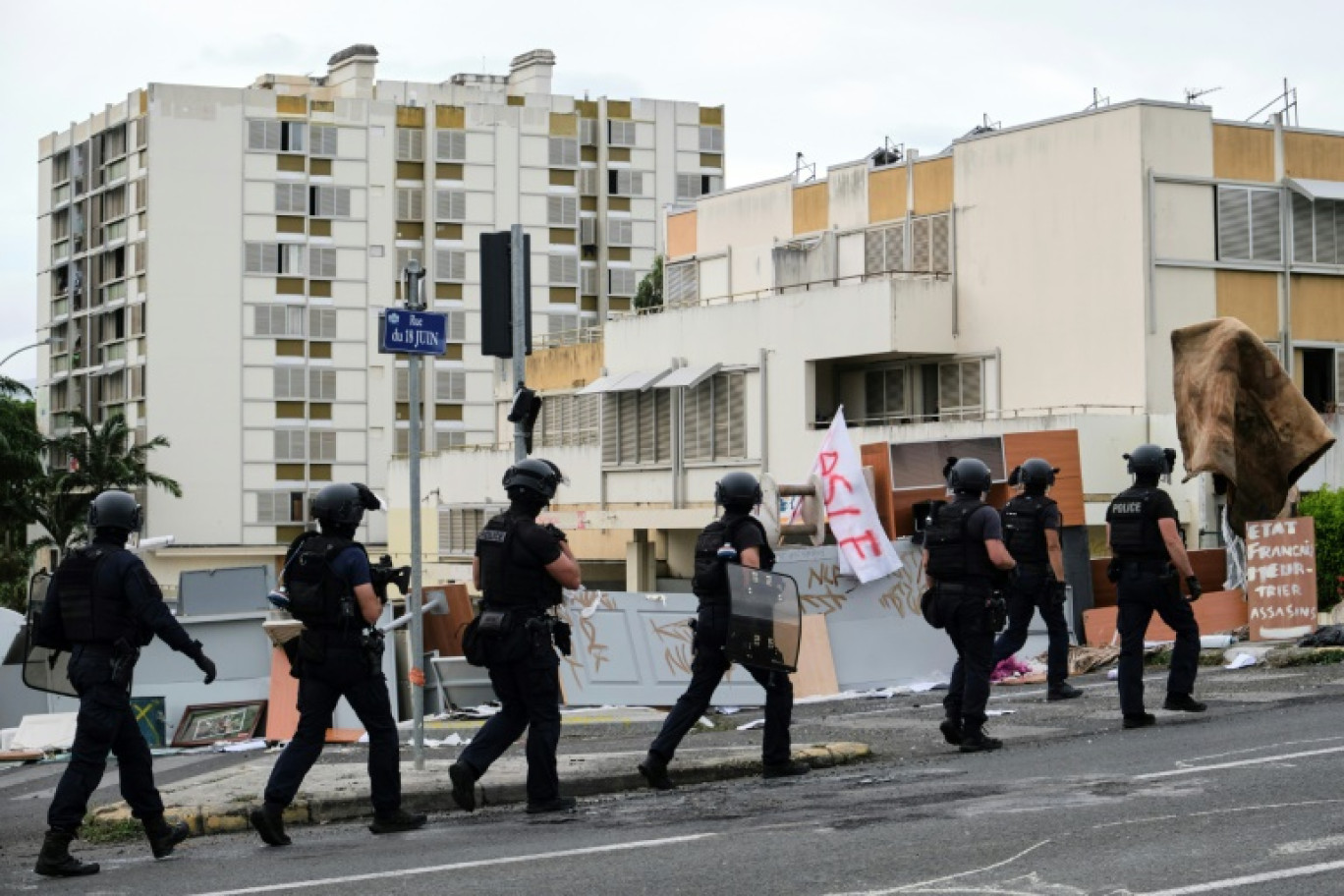 Des policiers en opération pour enlever des barrages routiers dans le quartier de Magenta, le 3 juin 2024 à Nouméa, en Nouvelle-Calédonie © Theo Rouby