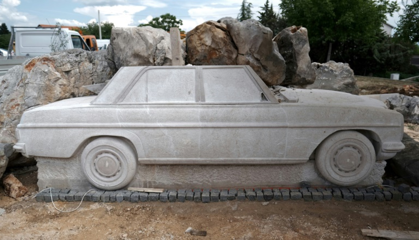 Sculpture d'une Mercedes grandeur nature dans la ville croate d'Imotski, photographiée le 29 mai 2024 © Filip Babic