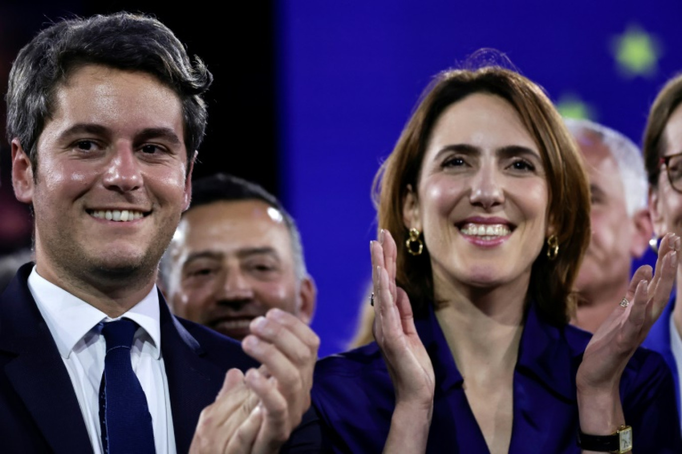 Valérie Hayer et Gabriel Attal lors d'un meeting électoral à Aubervilliers en Seine-Saint-Denis, le 1er juin 2024 © STEPHANE DE SAKUTIN