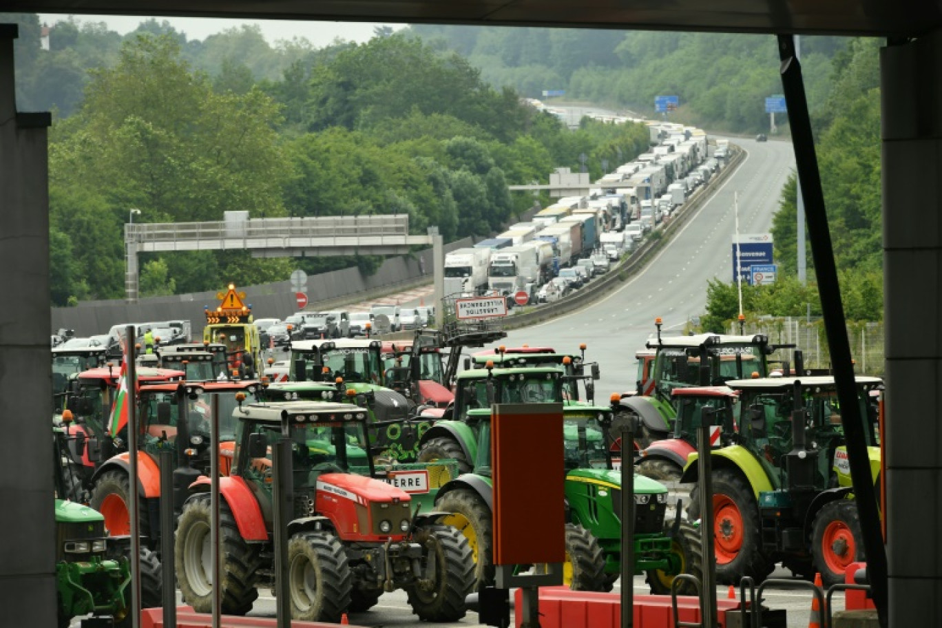 Des agriculteurs français et espagnols à la frontière entre l'Espagne et la France à Biriatou, dans les Pyrénées-Atlantiques, le 3 juin 2024 © GAIZKA IROZ