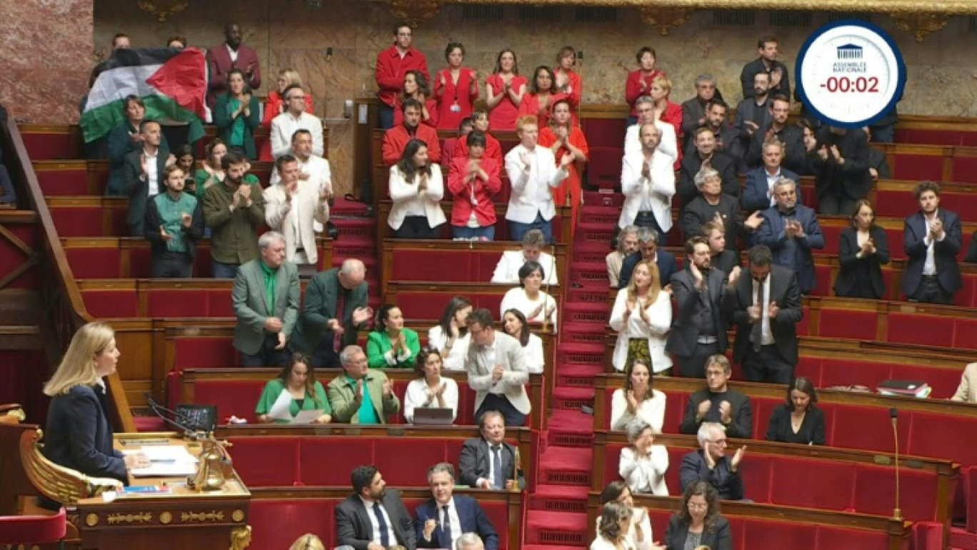 Assemblée: un drapeau palestinien brandi une nouvelle fois dans l'hémicycle