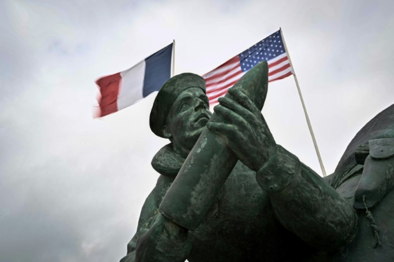 Le préisdent Emmanuel Macron, au centre à droite et le vétéran Achille Muller, centre gauche, à Plumelec dans le Morbihan, le 5 juin 2024 © Benoit Tessier