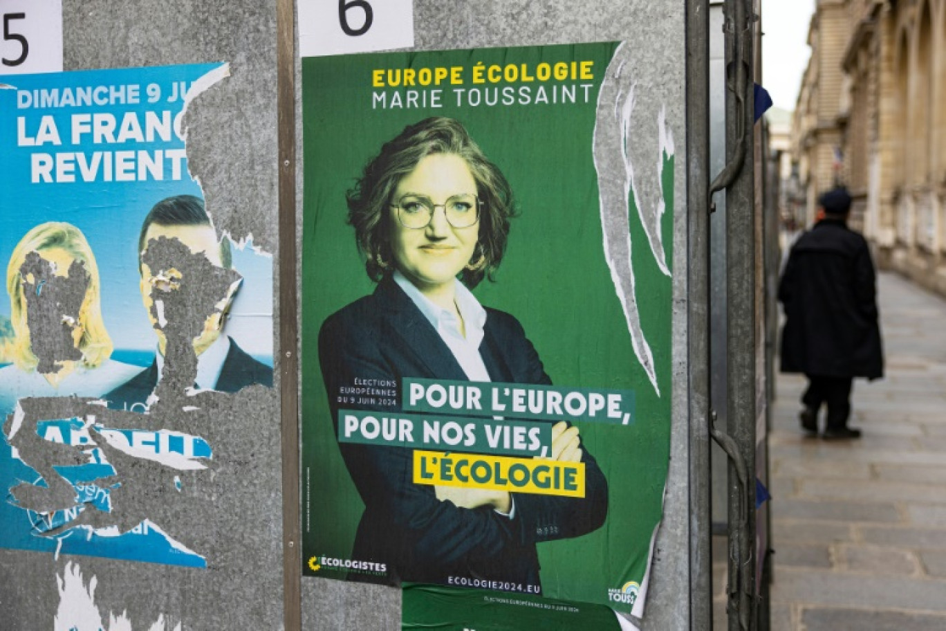 Une affiche de campagne des Écologistes, anciennement Europe-Ecologie-Les Verts (EELV), avec la candidate principale Marie Toussaint, le 3 juin 2024 à Paris © JOEL SAGET