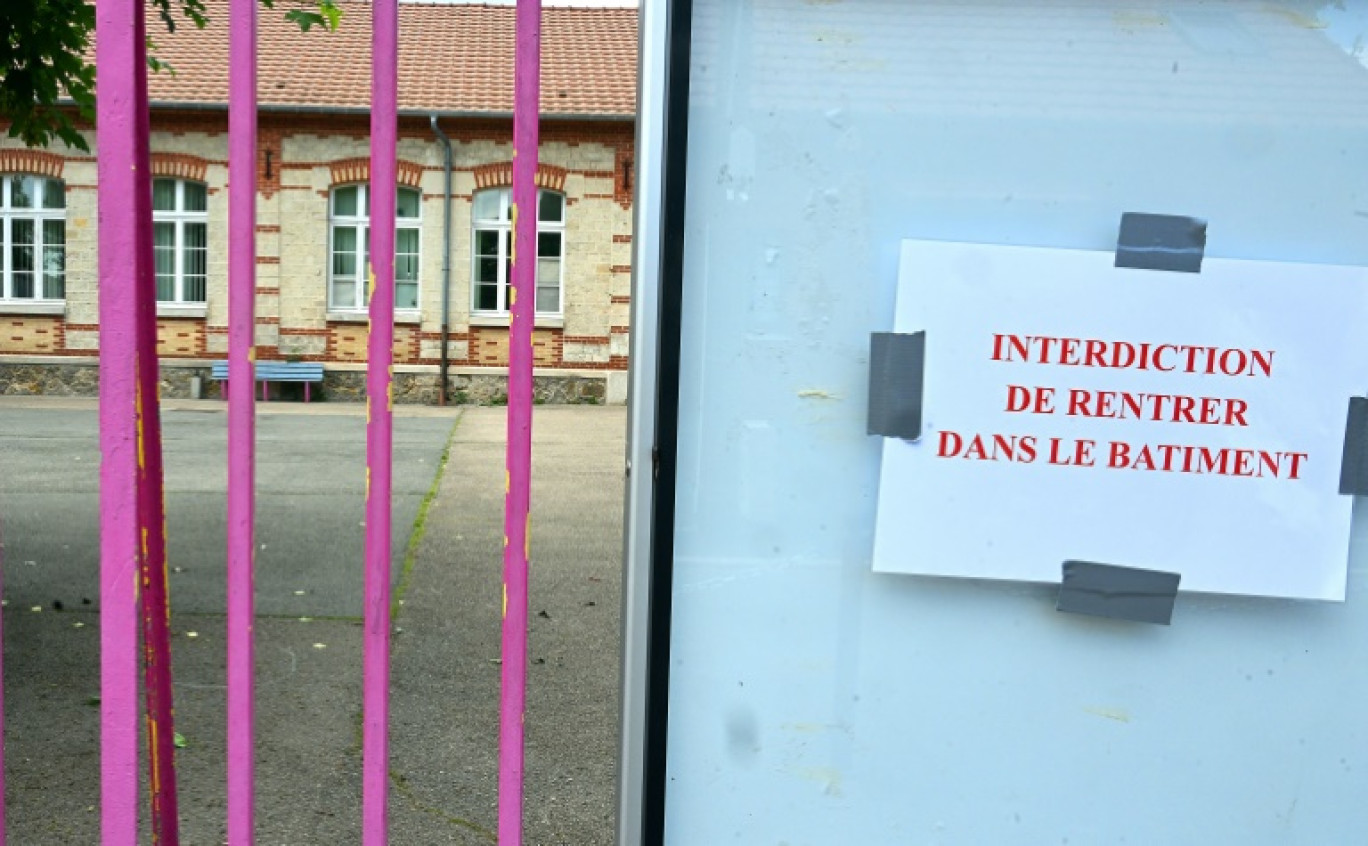 Cette photographie montre une note indiquant « Entrée interdite » sur les portes d'une école primaire fermée à Fère-Champenoise, dans le nord-est de la France © FRANCOIS NASCIMBENI