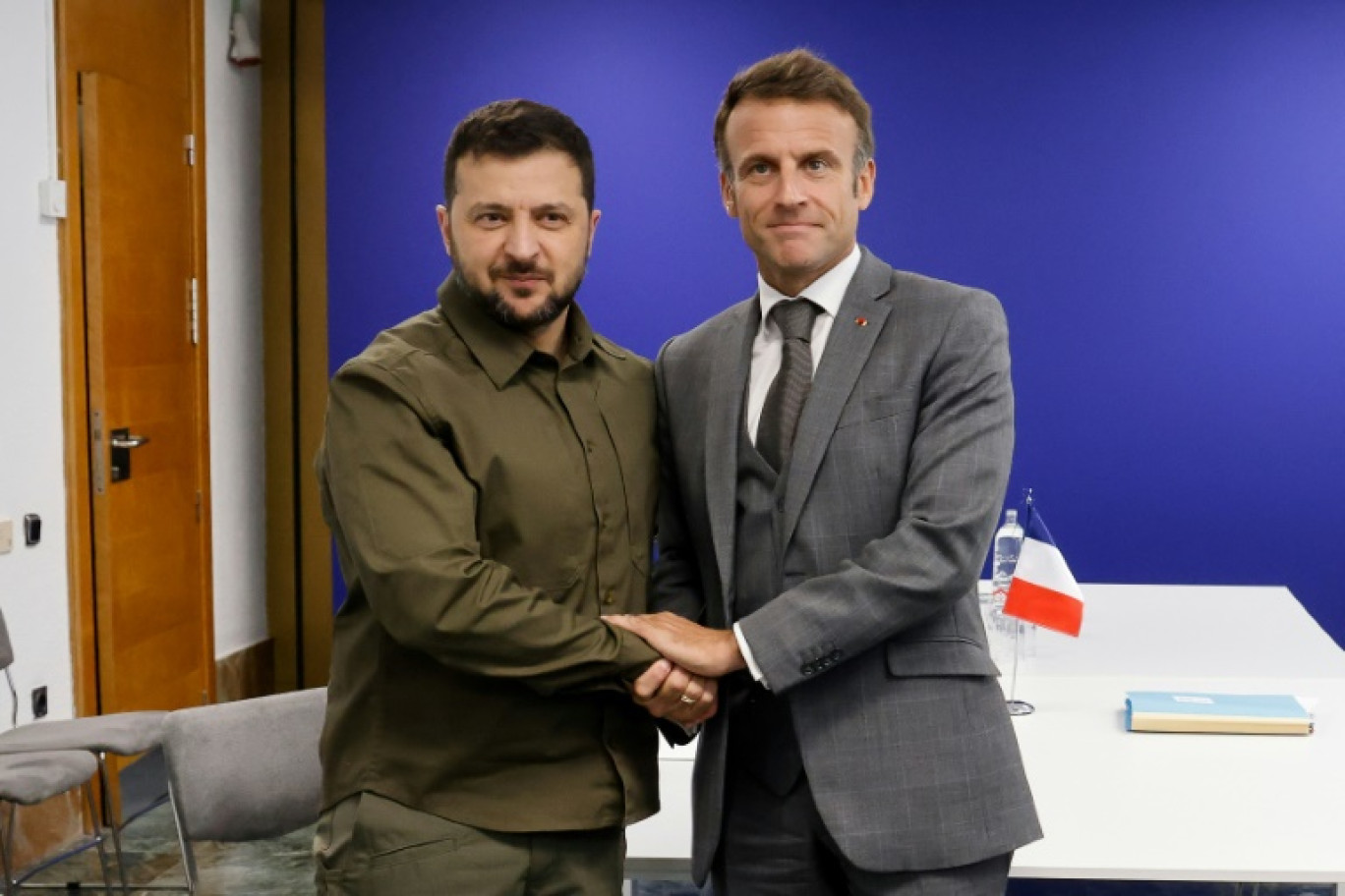 Le président ukrainien Volodymyr Zelensky (gauche) salue le président français Emmanuel Macron lors d'une réunion bilatérale, le 5 octobre 2023 à Grenade (Espagne) © Ludovic MARIN