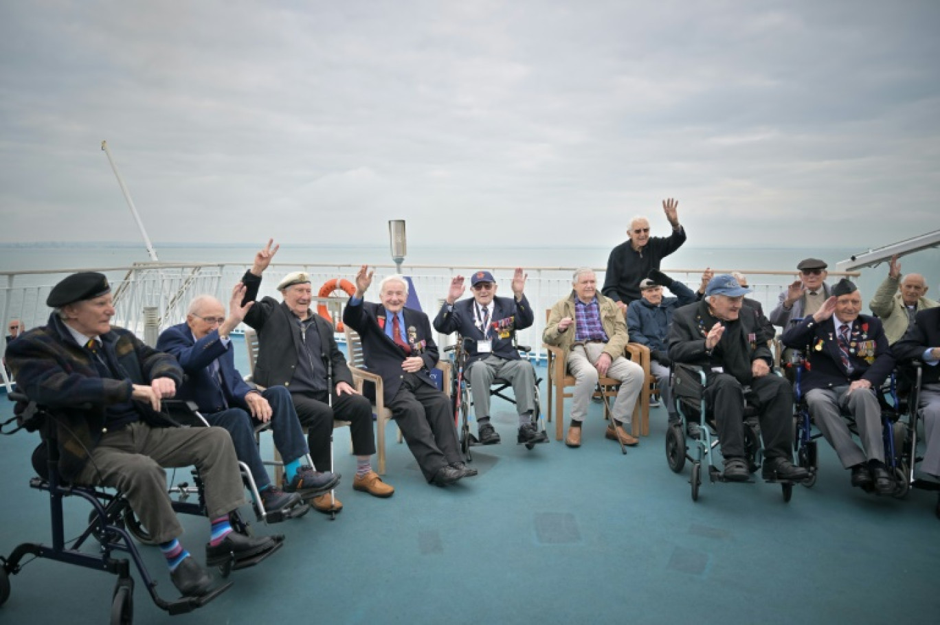 Des vétérans britanniques lors d'un voyage vers la France à bord du ferry Brittany Ferries, au large de Portsmouth, le 4 juin 2024, dans le cadre des commémorations du « jour J » © Lou BENOIST