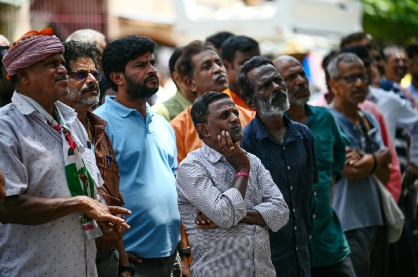 Des électeurs indiens regardent les résultats de l'élection le 4 juin à Bengaluru © Idrees MOHAMMED