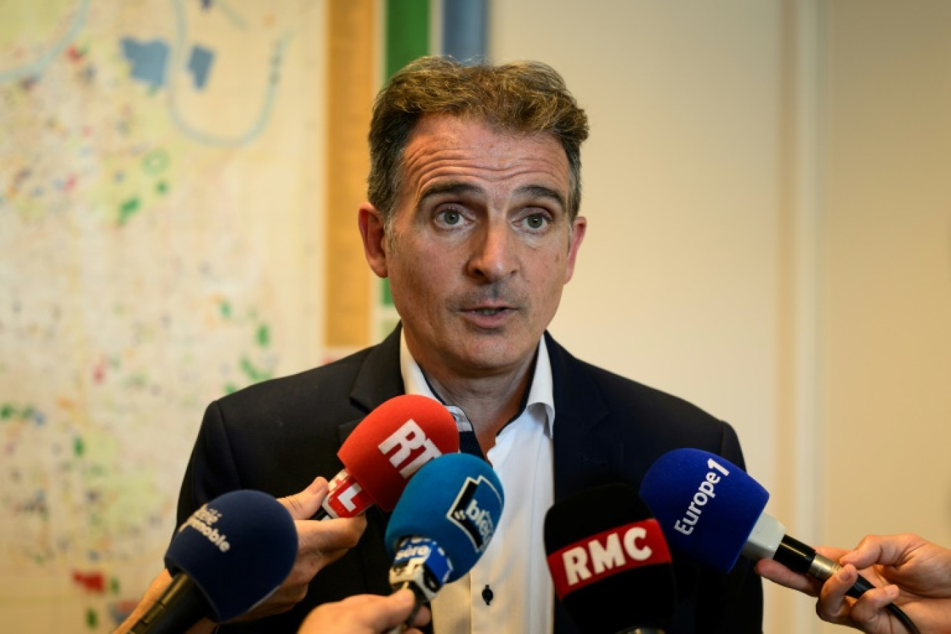 Le maire écologiste de Grenoble, Eric Piolle, fait une déclaration à la presse, le 5 juin 2024 à Grenoble © JEFF PACHOUD