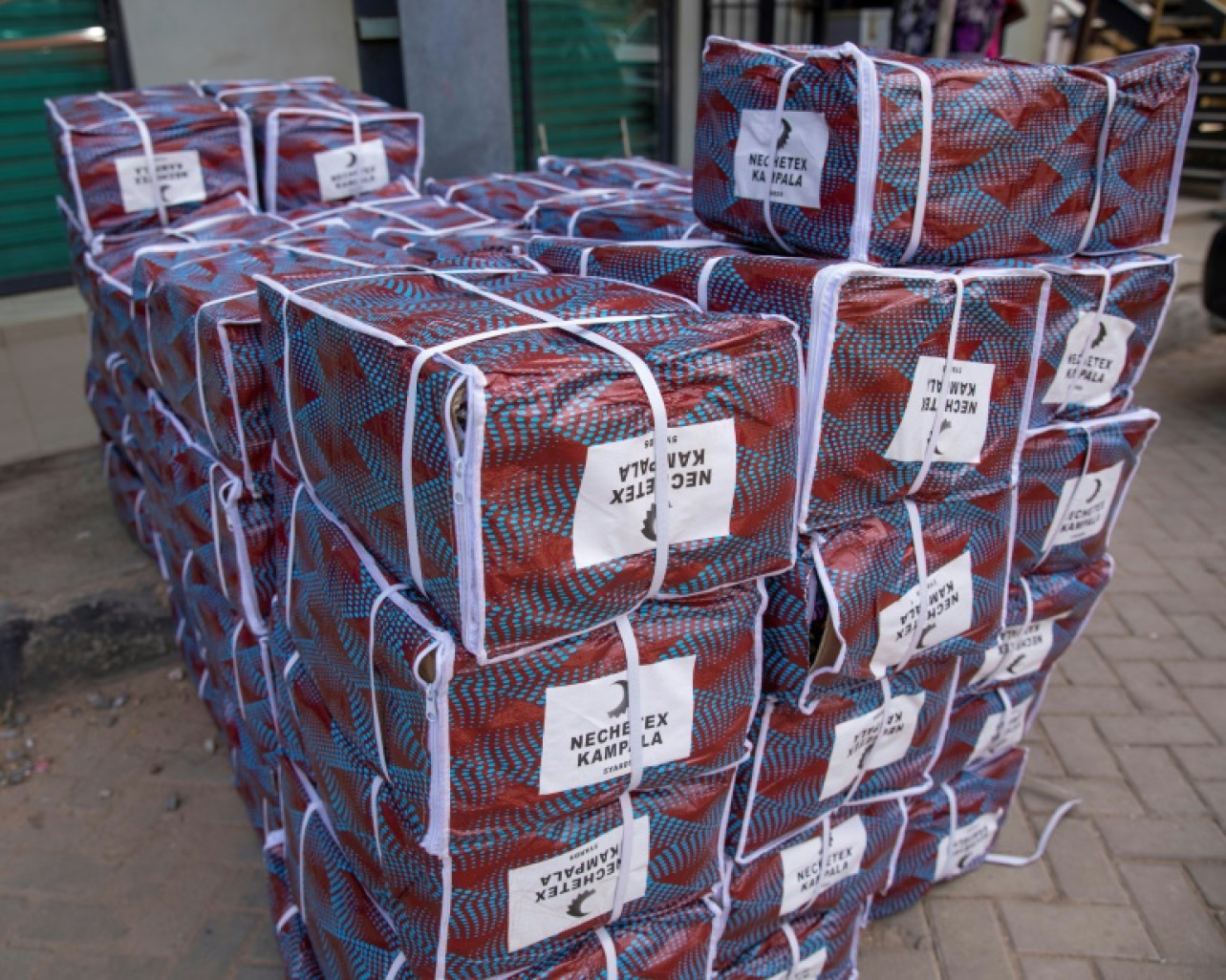 Des stocks de tissus Adire importés de Chine attendent au centre commercial Adire Mall à Abeokuta le 21 mai 2024 © TOYIN ADEDOKUN