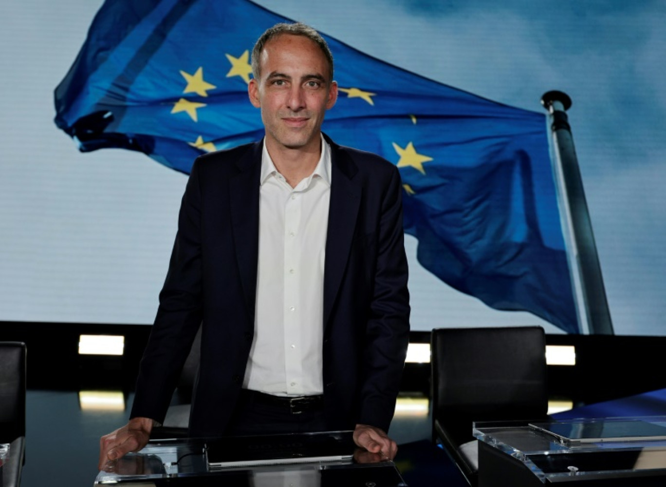 Raphaël Glucksmann, tête de liste PS-Place publique, pose le 4 juin 2024 avant un débat organisé sur France 2, à Aubervilliers, près de Paris © STEPHANE DE SAKUTIN