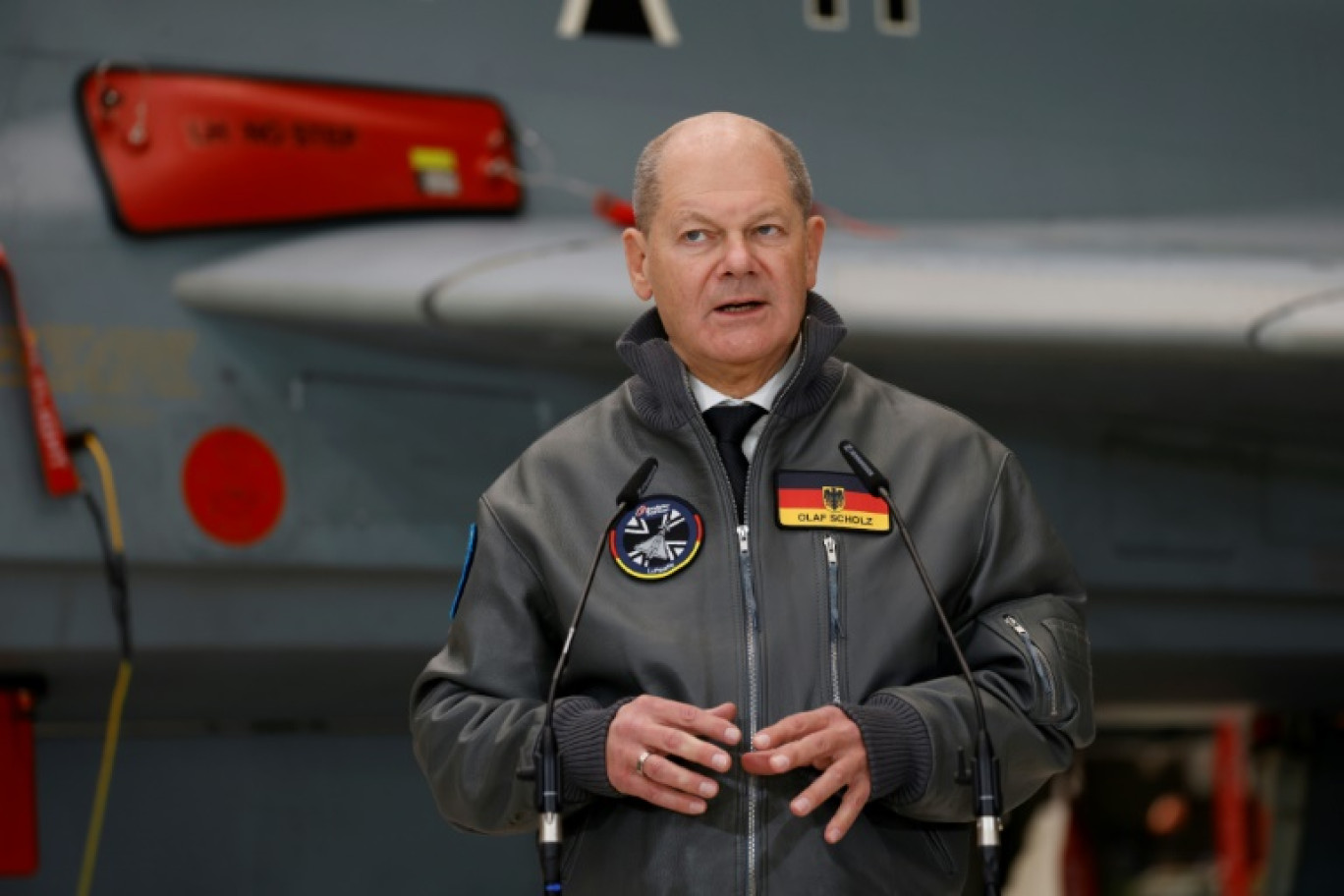 Le chancelier allemand Olaf Scholz devant un avion de combat Eurofighter Tycoon lors d'une visite à l'usine bavaroise du constructeur aéronautique européen Airbus, le 19 janvier 2024 à Manching, dans le sud de l'Allemagne © MICHAELA Stache