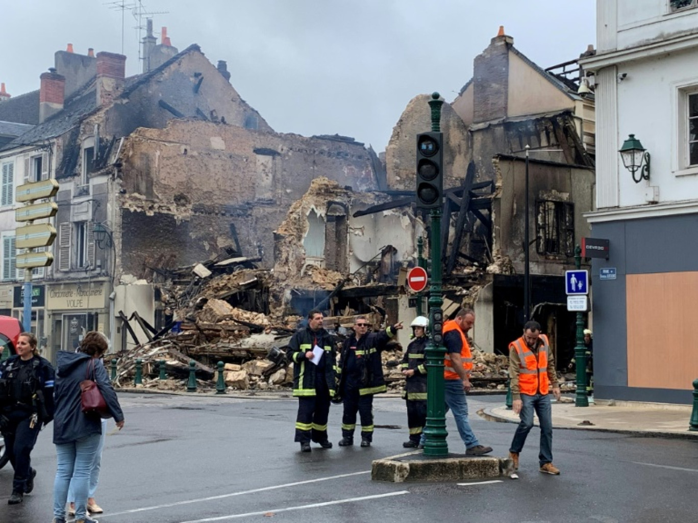 Les secours inspectent une pharmacie incendiée à Montargis, dans le Loiret, au sud de Paris, le 1er juillet 2023 © Mathieu RABECHAULT