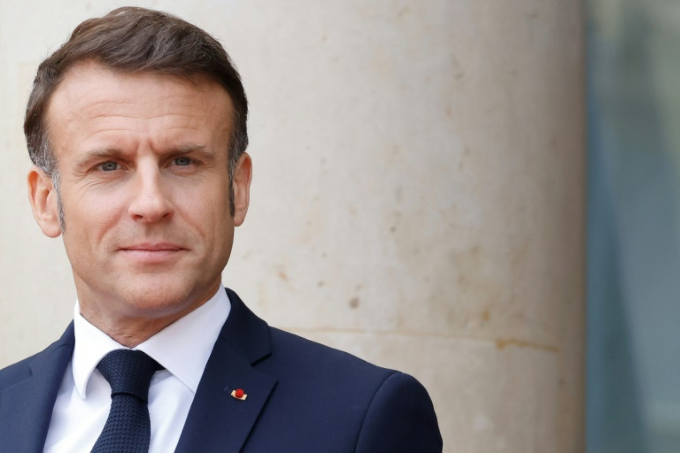 Le président français Emmanuel Macron lors d'une revue des troupes lors d'une cérémonie de commémoration du Débarquement allié en Normandie, à Plumelec (Morbihan), le 5 juin 2024 © Benoit Tessier