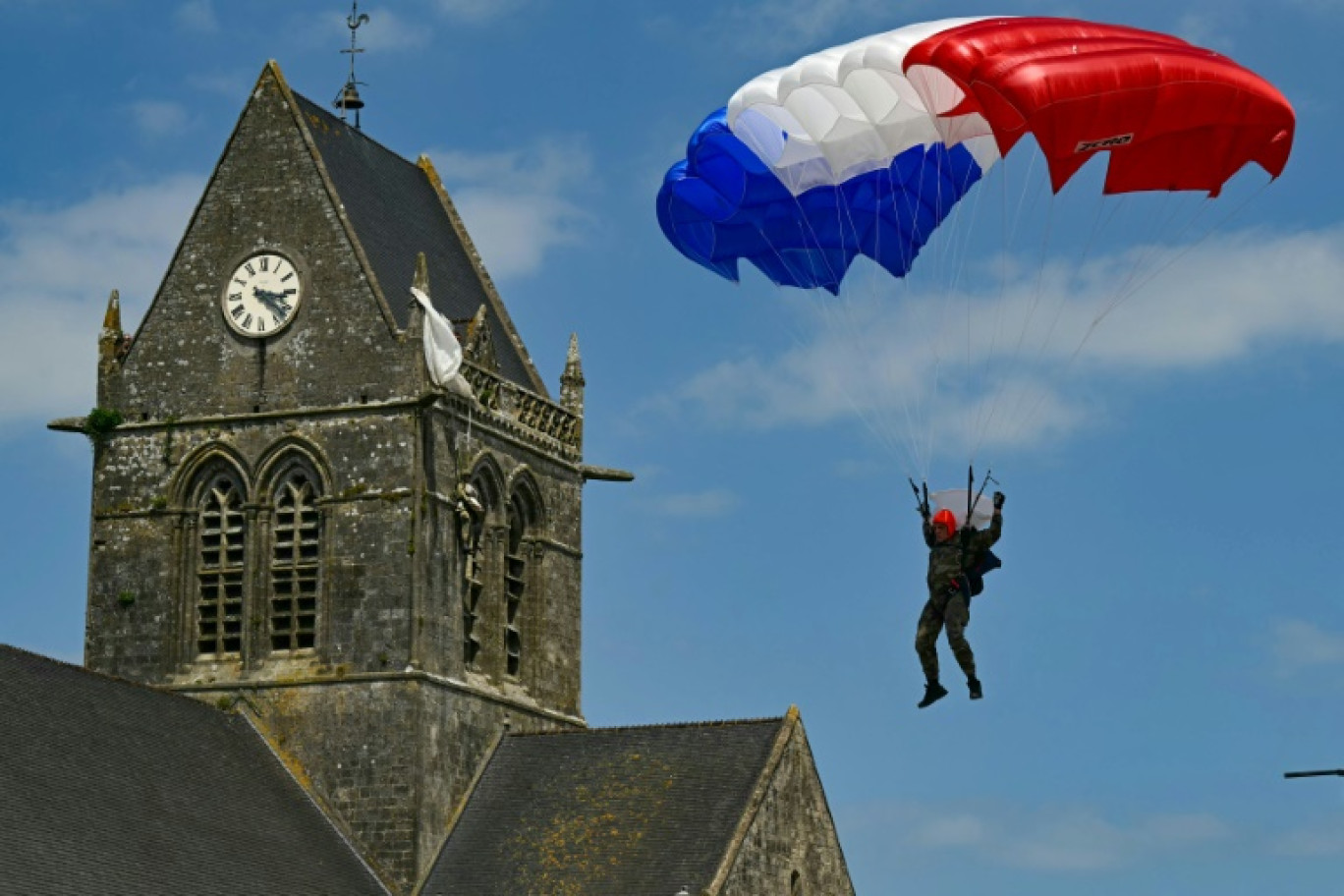 Un parachutiste au-dessus de Sainte-Mère-Eglise (Manche) le 5 juin 2024 © MIGUEL MEDINA