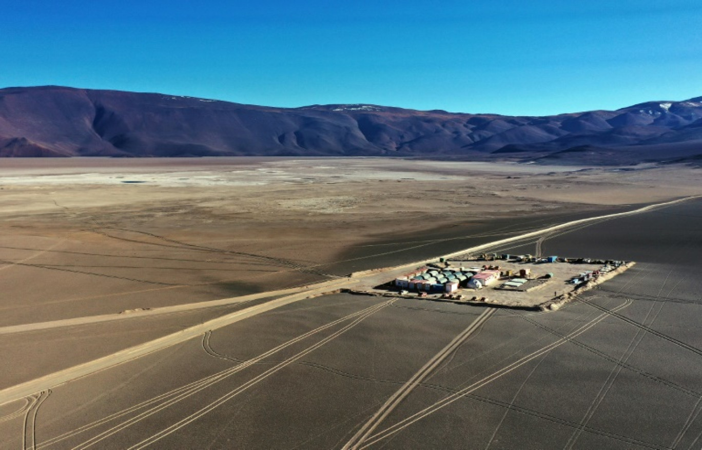 Vue aérienne du camp de prospection dans les salines d'Aguilar, situé dans la chaîne de montagnes andines de la région d'Atacama, au Chili, le 17 mai 2024 © RODRIGO ARANGUA