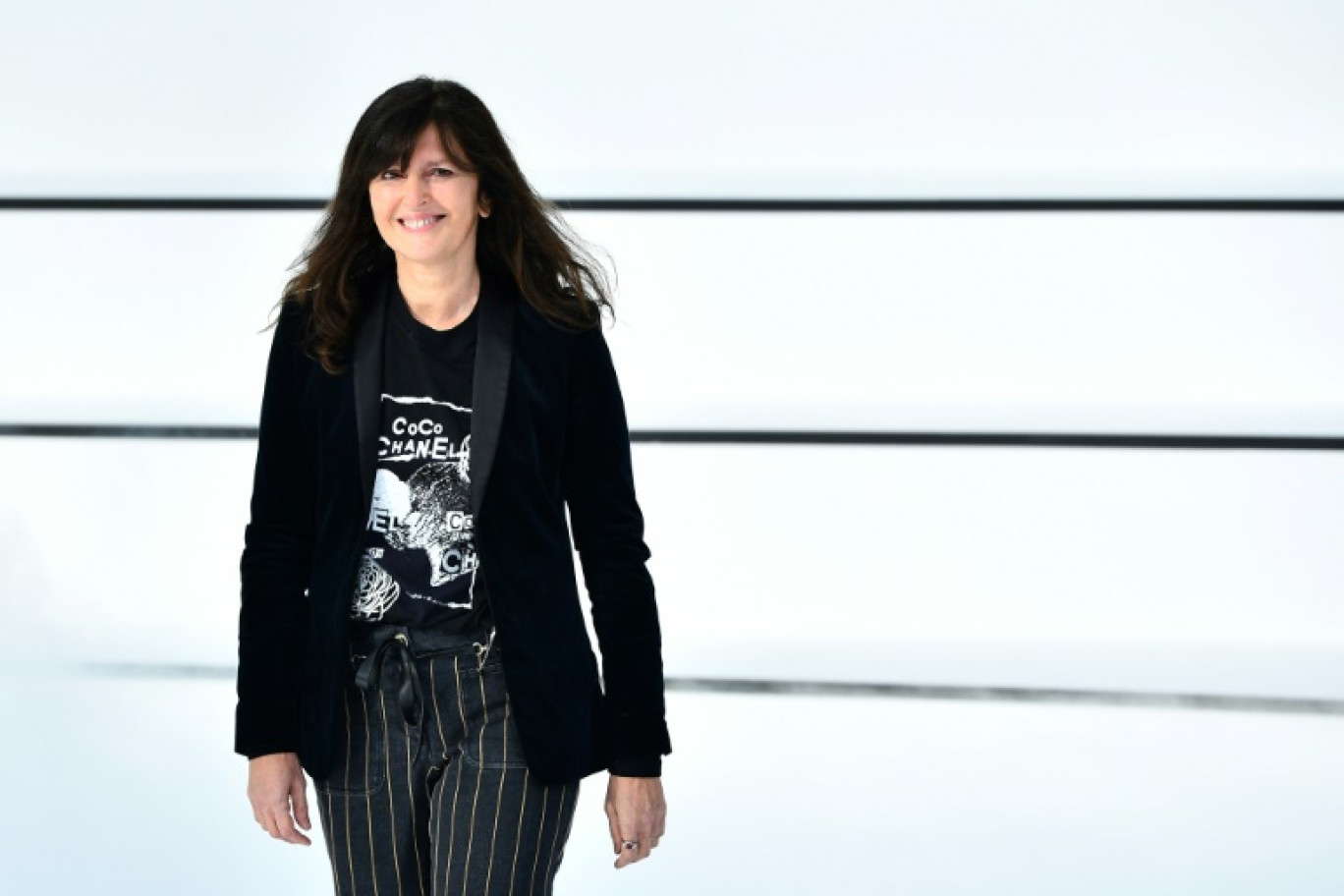 La créatrice de mode française Virginie Viard pour Chanel salue le public à la fin du défilé de la collection de prêt-à-porter féminin automne-hiver 2020-2021 à Paris, le 3 mars 2020 © Christophe ARCHAMBAULT