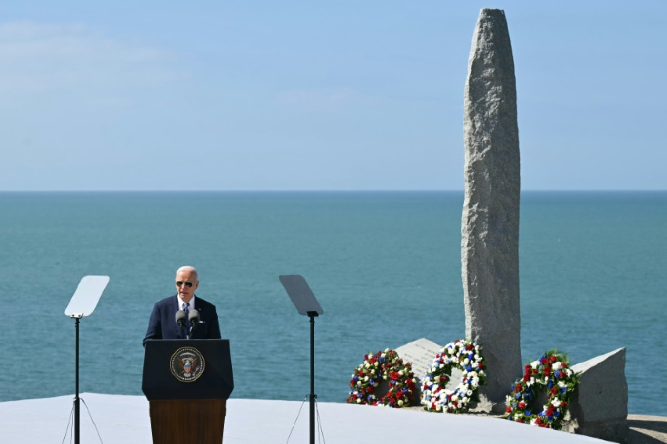 Joe Biden prononce un discours à la pointe du Hoc à Cricqueville-en-Bessin, dans le  Calvados, le 7 juin 2024 © SAUL LOEB