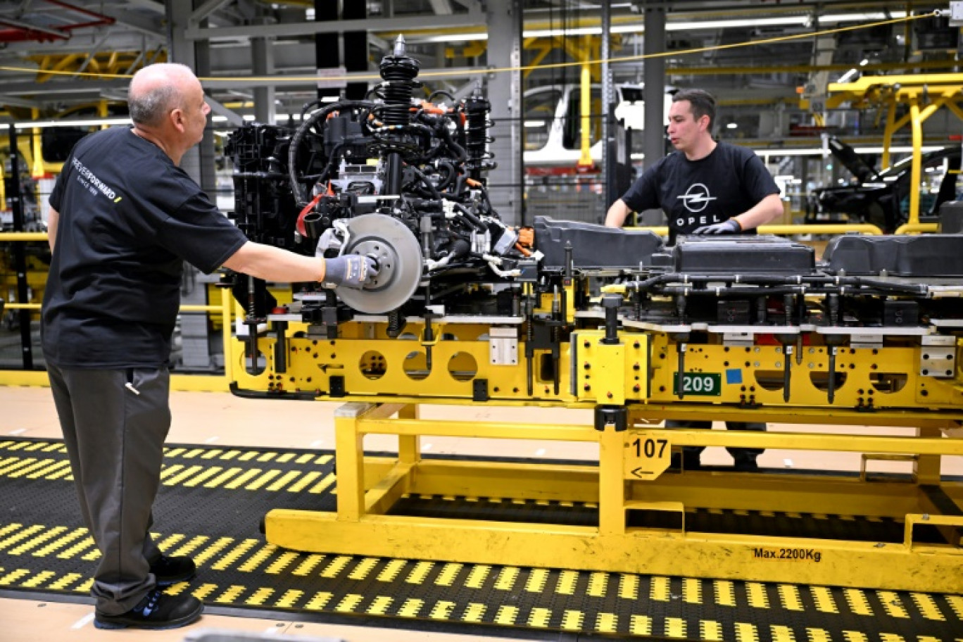 Des employés sur une ligne de production d'Opel, le 8 juin 2024 à Ruesselsheim, dans l'ouest de l'Allemagne © Kirill KUDRYAVTSEV