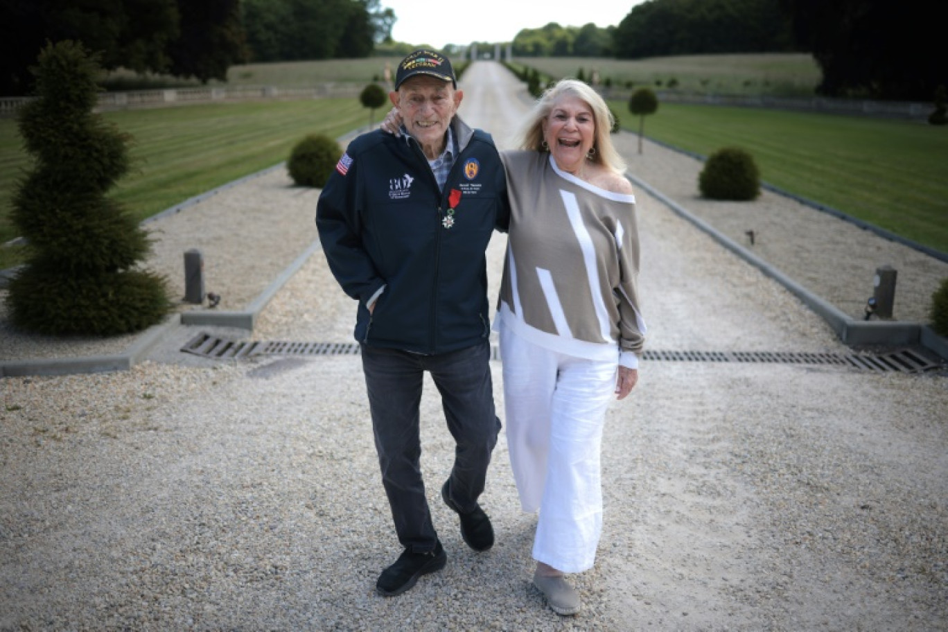 Harold Terens (G), vétéran américain de la Seconde Guerre mondiale âgé de 100 ans, et sa fiancée Jeanne Swerlin, âgée de 96 ans, lors de leur mariage célébré le 8 juin 2024 à Carentan-les-Marais, en Normandie © LOIC VENANCE