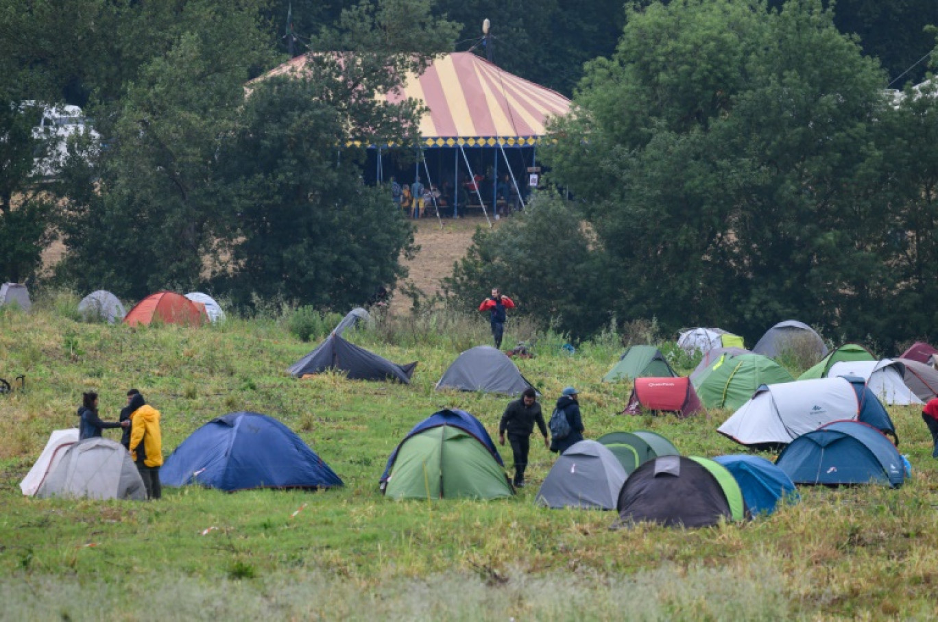 Des manifestants opposés à la future autoroute A69 démontent leurs tentes, près de Puylaurens (Tarn), le 9 juin 2024 © Ed JONES