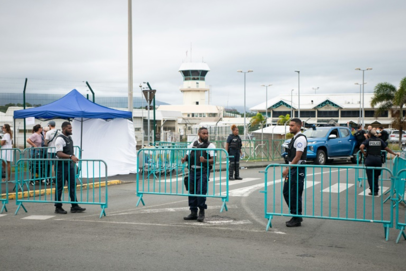 Barrage de police à l'entrée de l'aéroport Magenta, le 5 juin 2024 à Nouméa © Delphine Mayeur