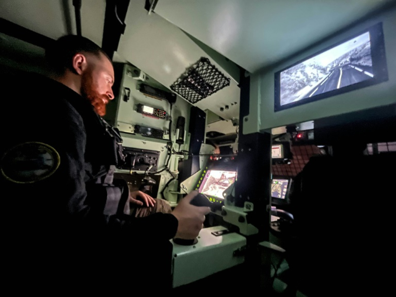 Un gendarme français dans un blindé au cours d'une mission de sécurisation sur un axe menant à l'aéroport de Nouméa, le 7 juin 2024 © Thomas BERNARDI