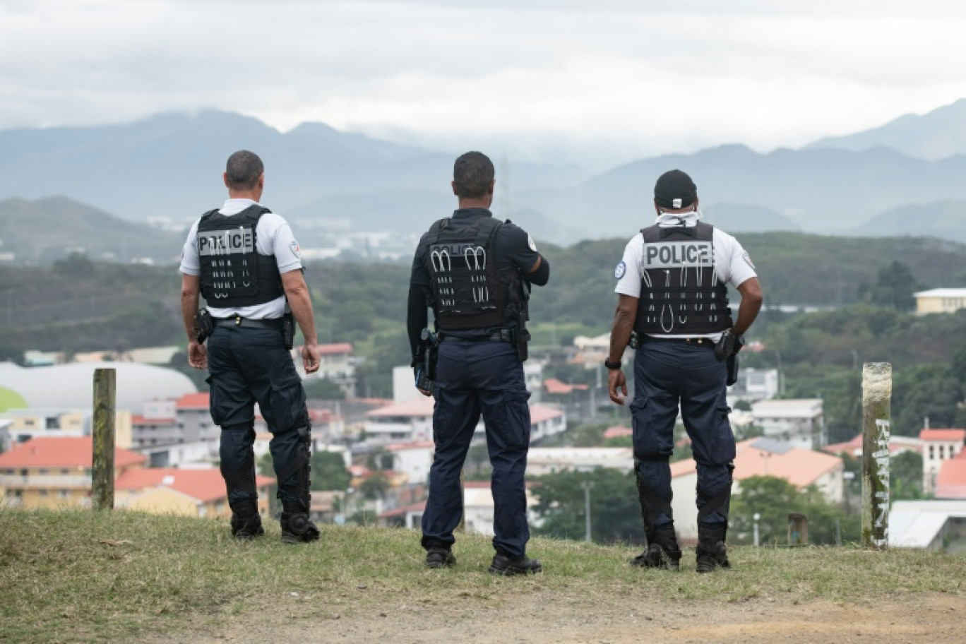 Des policiers assurent la sécurité d'un bureau de vote de Nouméa à l'occasion des élections européennes, le 9 juin 2024 © Delphine Mayeur