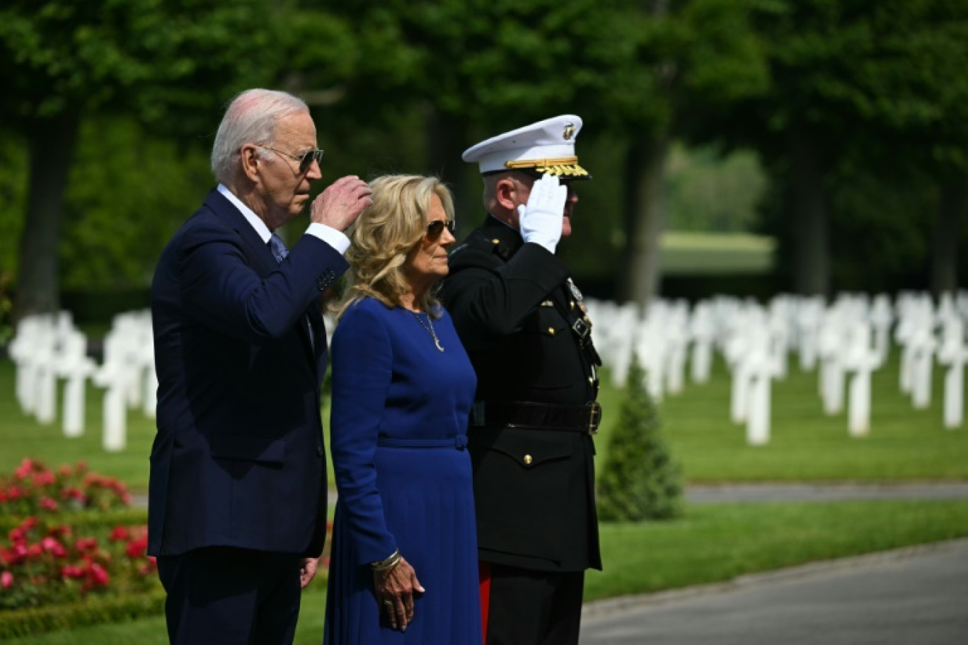 Le président américain Joe Biden (G) rend hommage aux soldats américains tombés en France, le 9 juin 2024 au cimetière du Bois Belleau, dans l'Aisne © SAUL LOEB