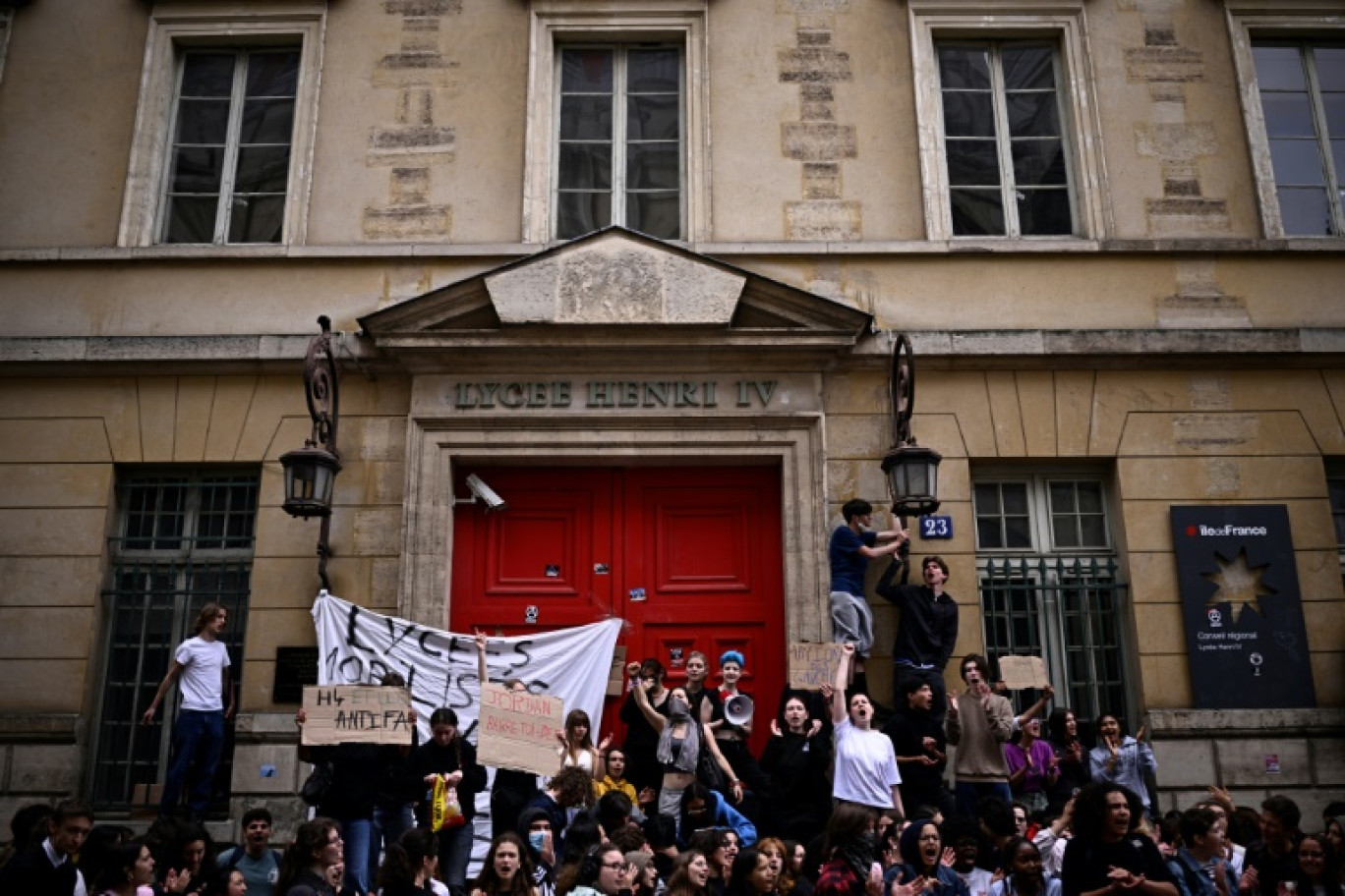 Rassemblement contre l'extrême droite devant le lycée Henri IV à Paris le 10 juin 2024, au lendemain des élections européennes © JULIEN DE ROSA