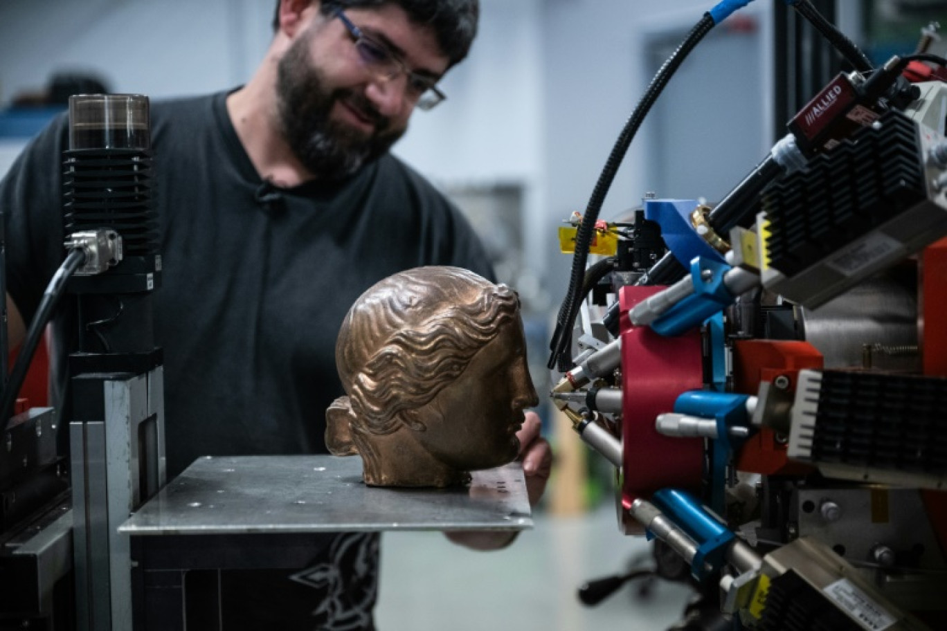 Une statue en bronze examinée au centre de recherche et de restauration des musées de France, près du Louvre, à Paris, le 6 juin 2024 © JULIEN DE ROSA