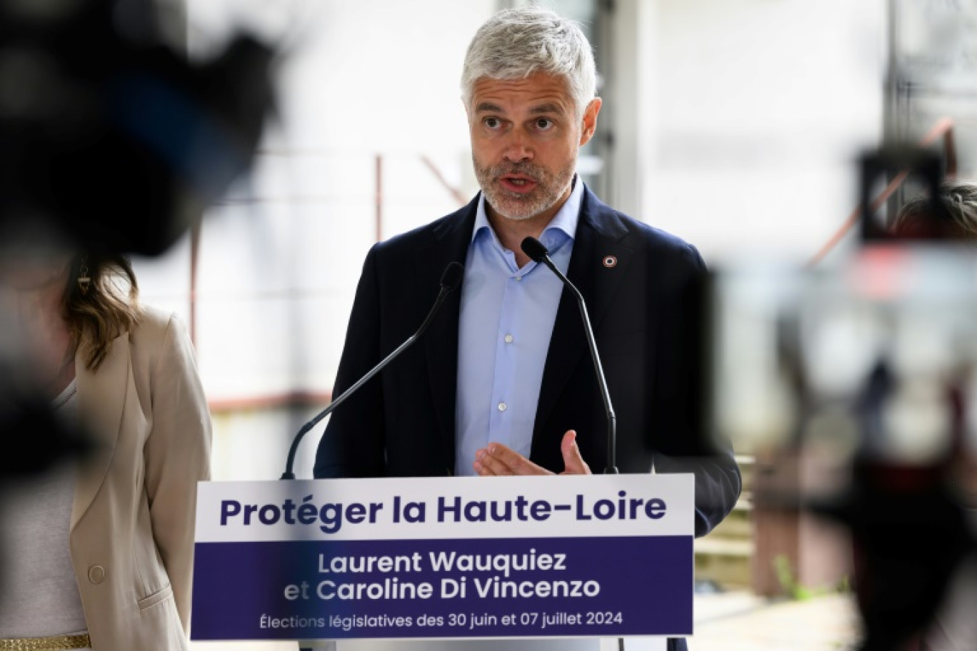 Le président du conseil régional Auvergne-Rhône-Alpes, Laurent Wauquiez, tient une conférence de presse à Yssingeaux, dans la Haute-Loire, le 11 juin 2024 © JEAN-PHILIPPE KSIAZEK