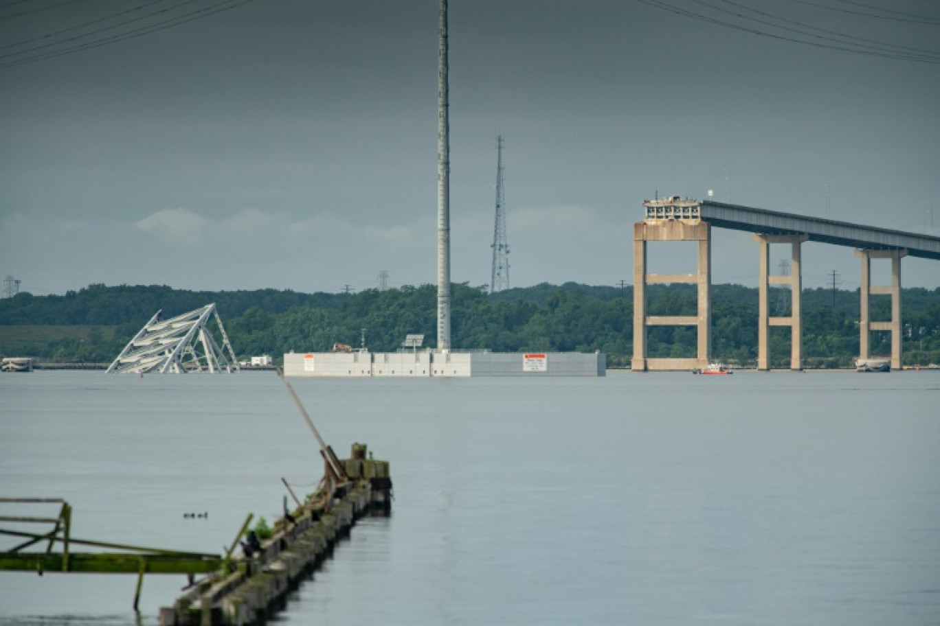 Une portion du pont Francis Scott Key submergée dans le fleuve Patapsco à Baltimore, le 20 mai 2024 © andrew thomas