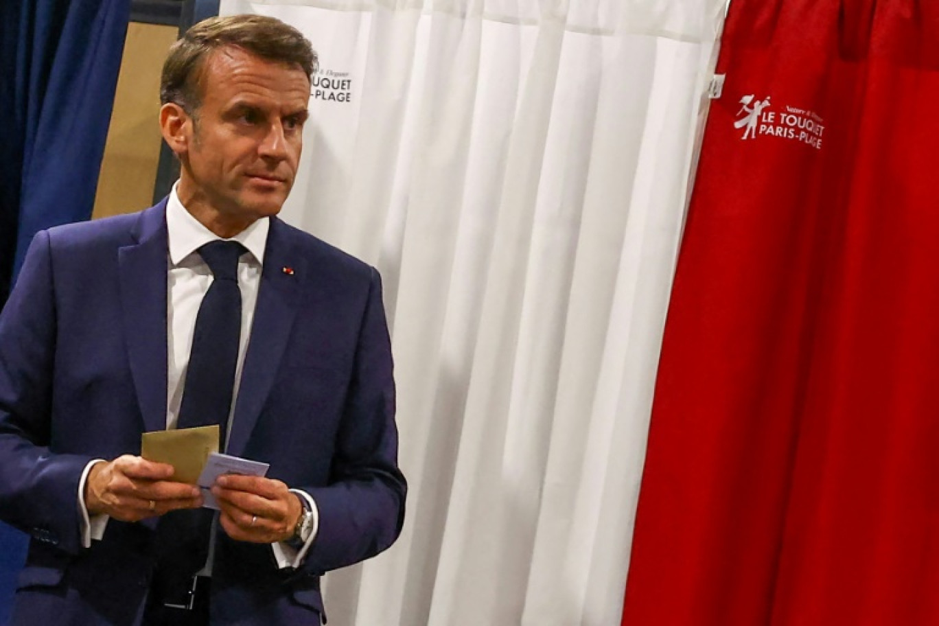 Le président de la République Emmanuel Macron sort d'un isoloir lors des élections européennes, le 9 juin 2024 au Touquet (Pas-de-Calais) © Hannah McKay