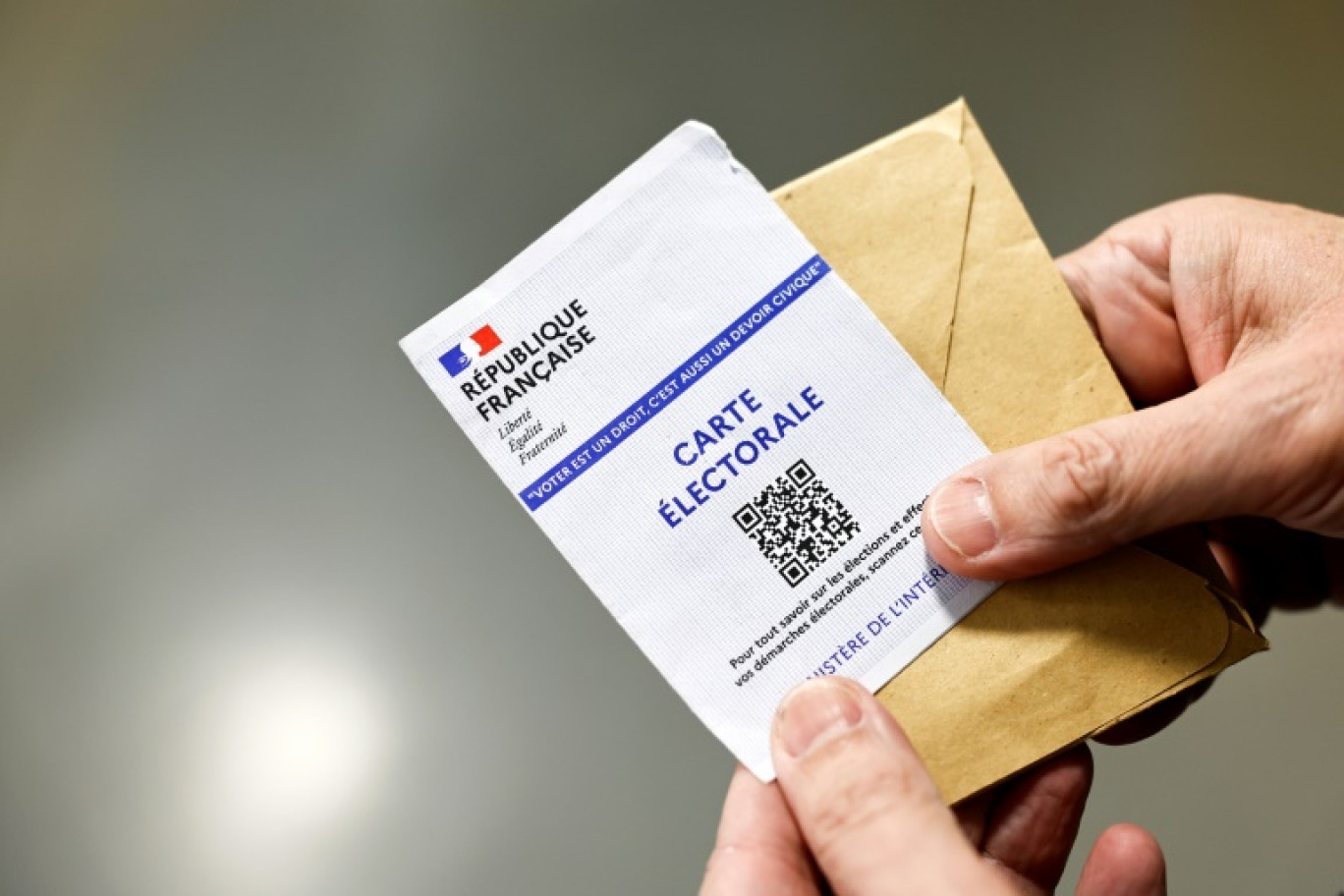 Un électeur montre sa carte électorale le 9 juin 2024 à Paris © Sameer Al-Doumy