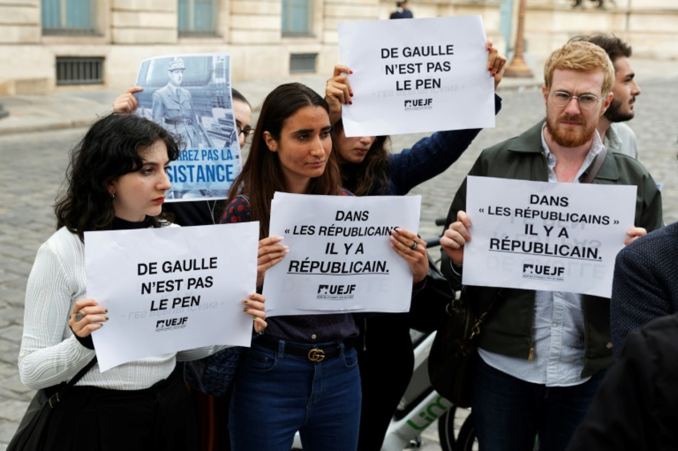 Des membres de l'Union des étudiants juifs de France (UEJF) manifestent devant le siège des Répblicains, à Paris, le 11 juin 2024 © Geoffroy VAN DER HASSELT