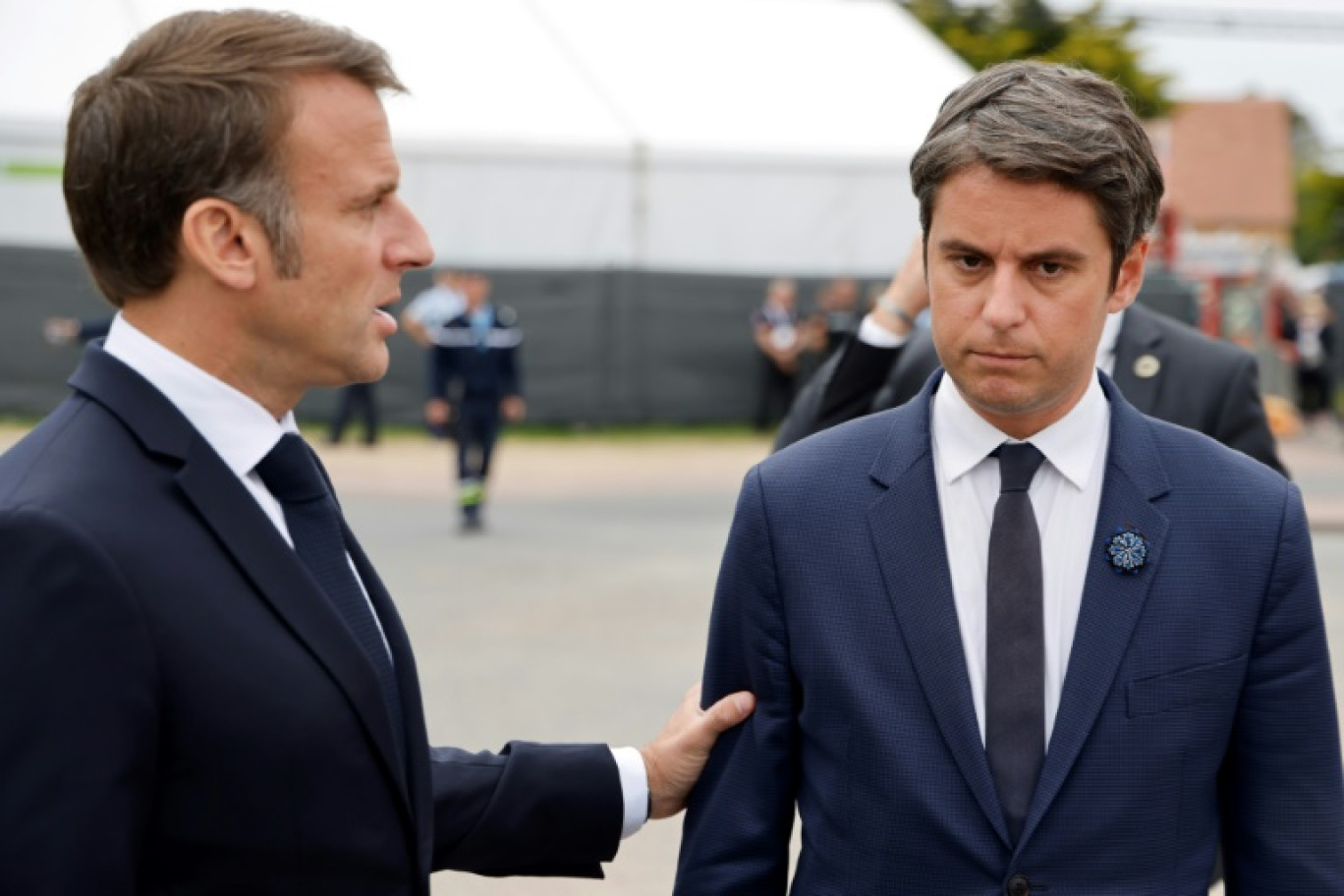 Le président Emmanuel Macron et le Premier ministre Gabriel Attal à Saint-Laurent-sur-Mer, dans le Calvados, le 6 juin 2024 © Ludovic MARIN